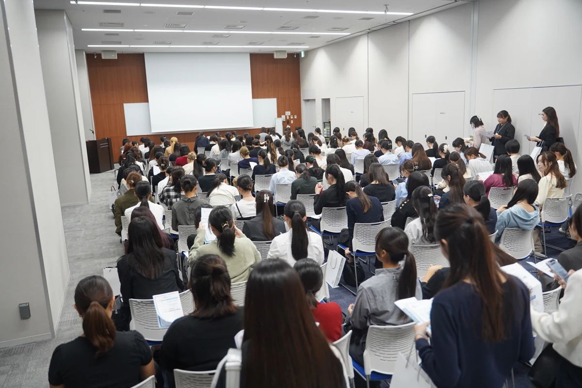 LiLiの会場に集まり講座に参加する学生たち