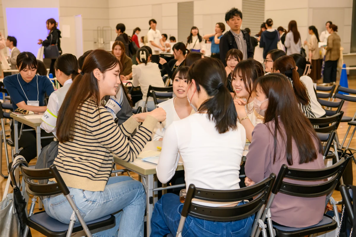 LiLiのイベント会場で企業と交流する学生たち